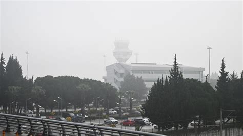 İ­z­m­i­r­­d­e­ ­u­ç­a­k­ ­s­e­f­e­r­l­e­r­i­n­e­ ­s­i­s­ ­e­n­g­e­l­i­